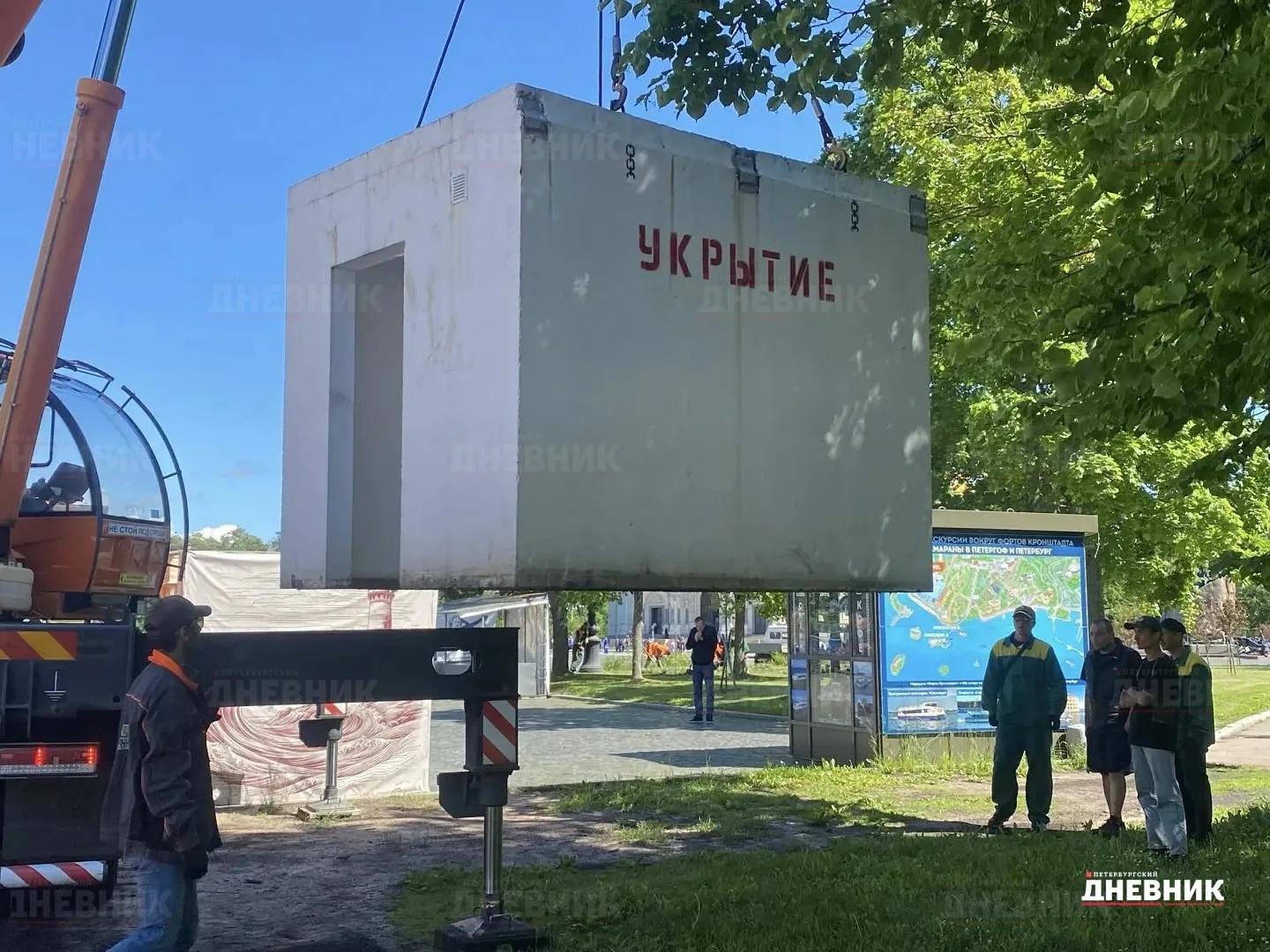 В Кронштадте ставят бетонные укрытия на случай атак беспилотников
