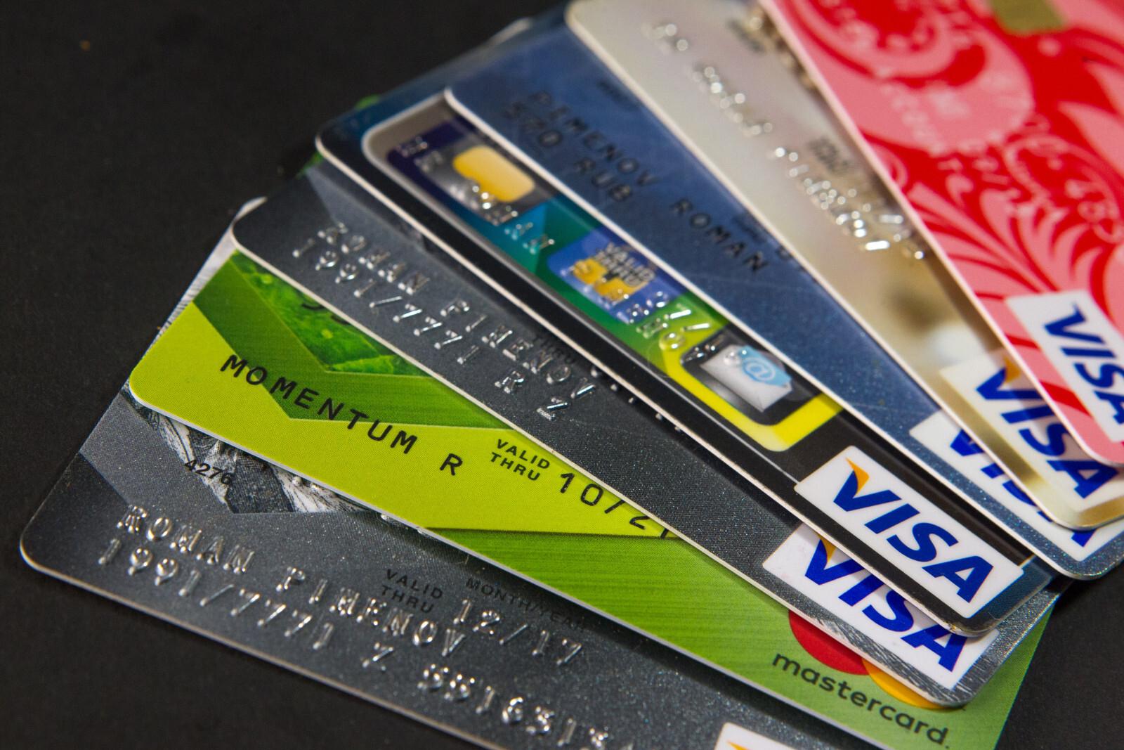Стало известно, когда Visa и Mastercard выйдут из обращения в России