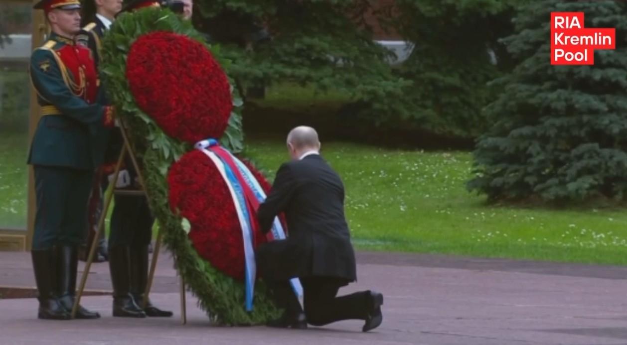 Владимир Путин возложил венок к Могиле Неизвестного Солдата