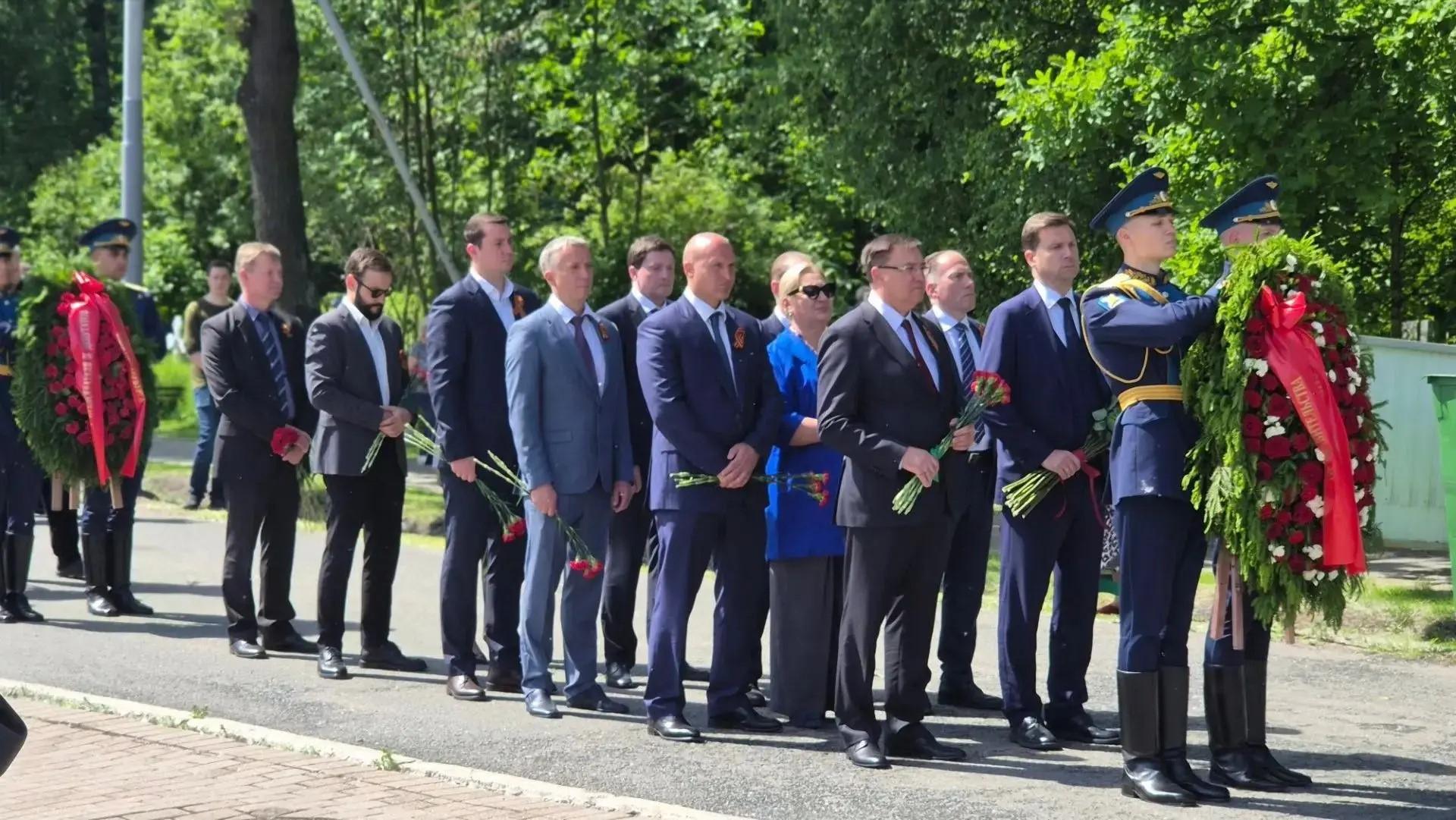 В Петербурге возложили венки и цветы к Мемориальному комплексу на Серафимовском кладбище