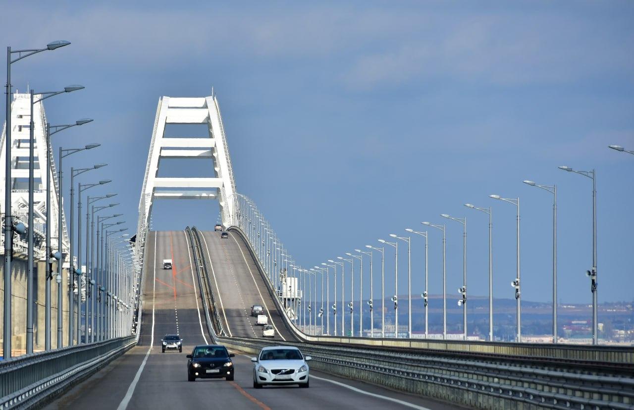 По Крымскому мосту временно перекрыли движение автотранспорта