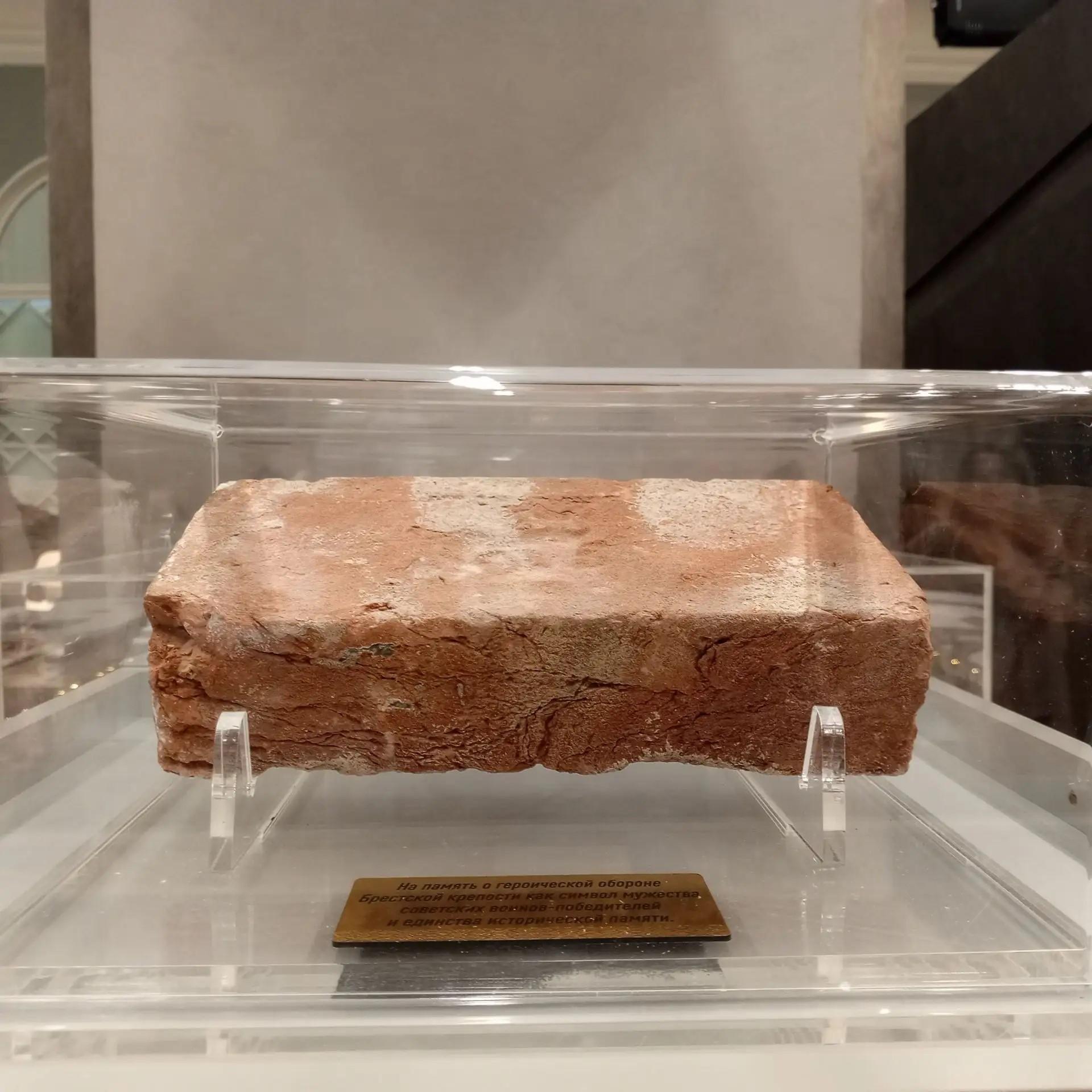 В музей обороны и блокады Ленинграда передали кирпич из Брестской крепости