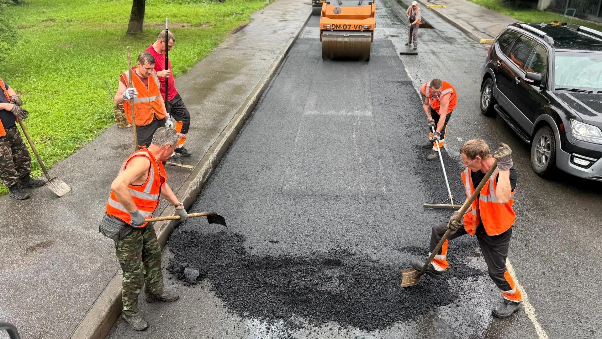 В Ломоносове и Петергофе дорожники отремонтировали несколько улиц