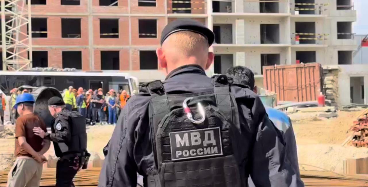 Почти десяток мигрантов оштрафовали после рейда на стройке в Невском районе