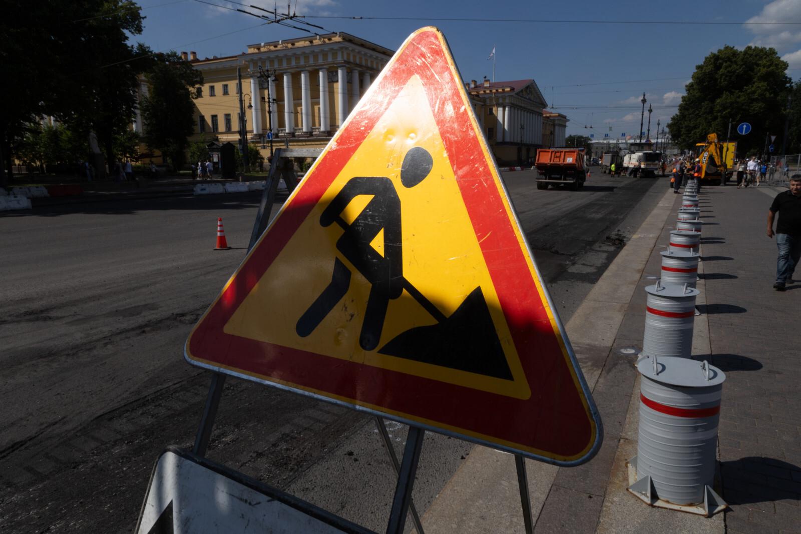 На Невском проспекте укладывают новый слой асфальта по особой рецептуре