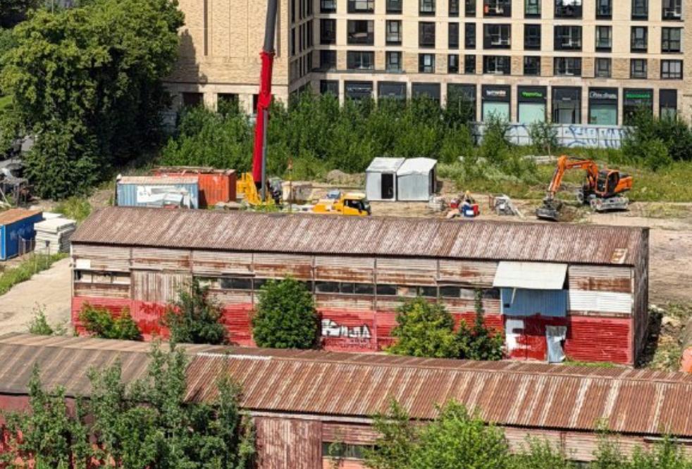 В Петербурге начали сносить заброшенные склады под метро