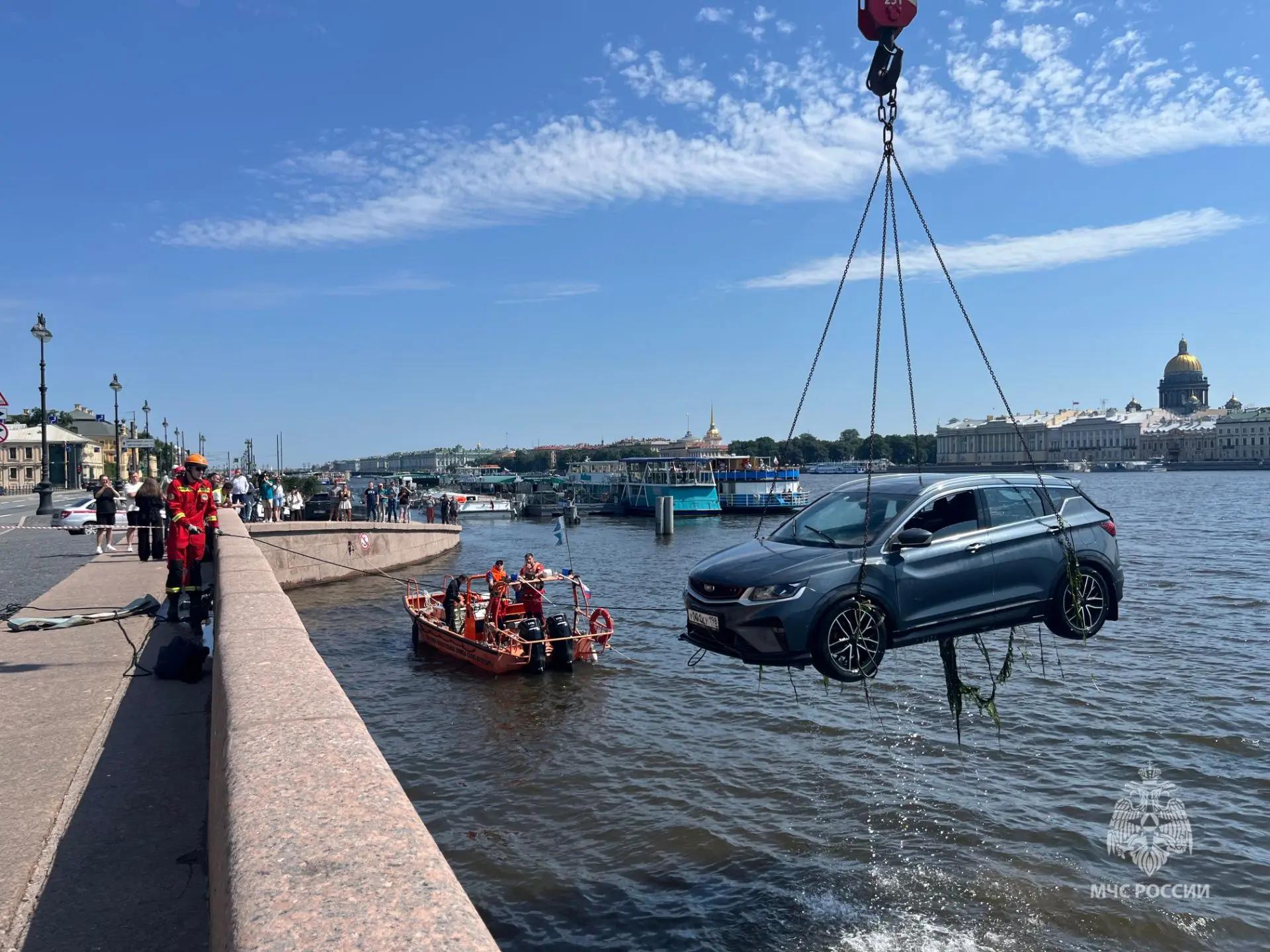 Из-за урагана в Петербурге пострадали 19 автомобилей