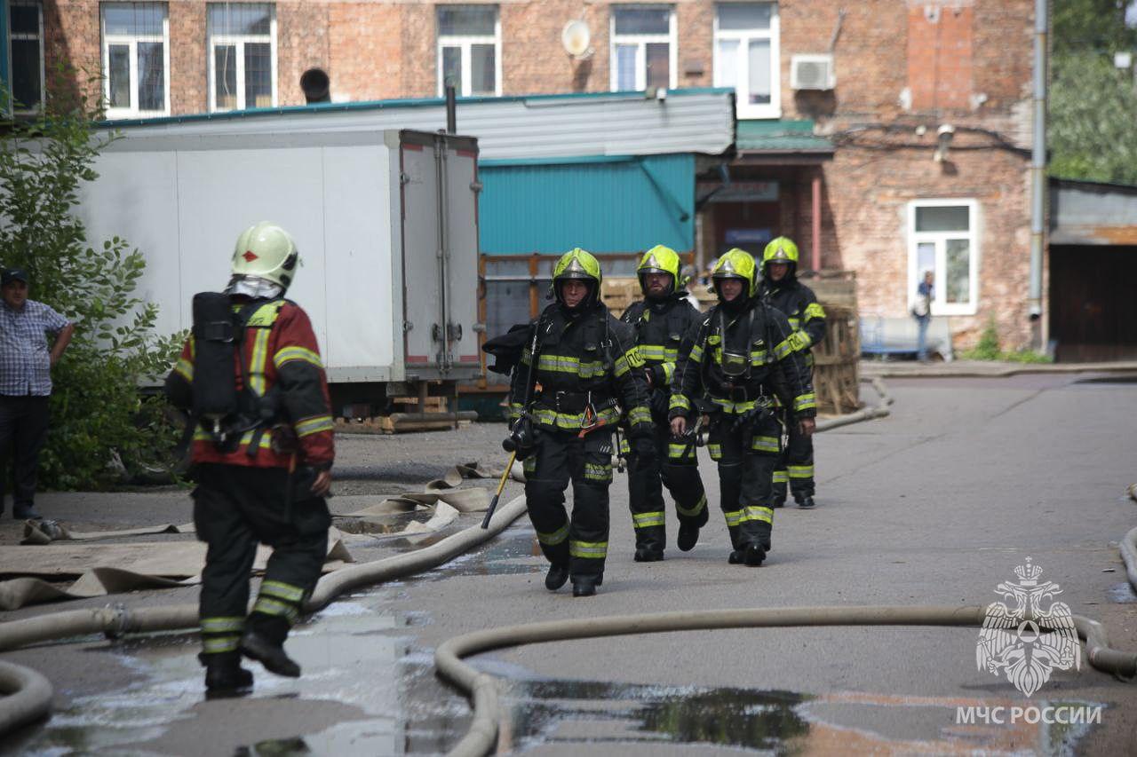 В Приморском районе 10 спасателей тушили горящую машину