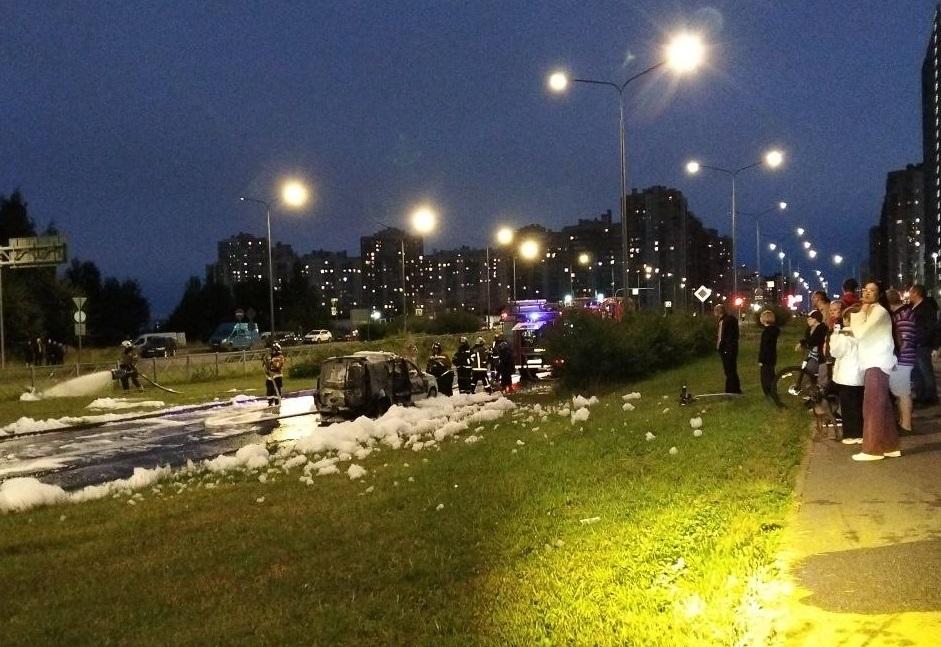 Видео: проспект Королева перекрывали из-за горящей машины