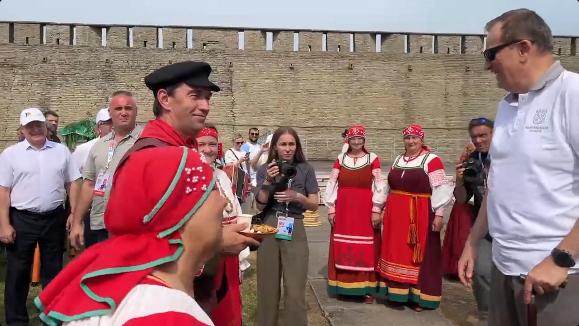 У стен Ивангородской крепости открылось этно-гастрономическое пространство «Подворье»