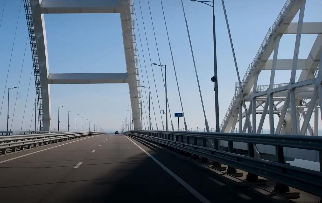 Крымский мост временно перекрыли для автомобилей