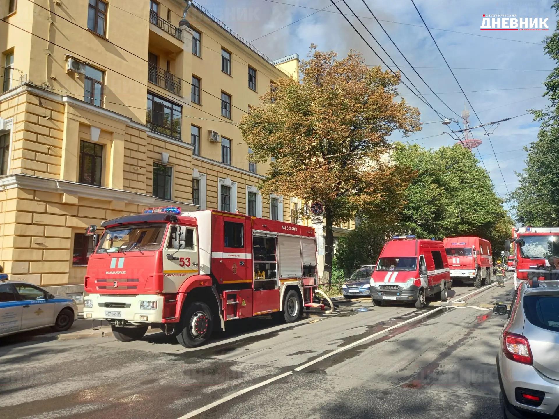 В Петербурге вспыхнул крупный пожар на крыше ДК «Выборгский»