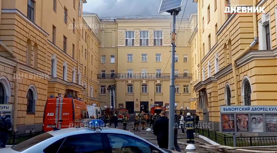 Видео: в Петербурге тушат пожар на крыше ДК «Выборгский»