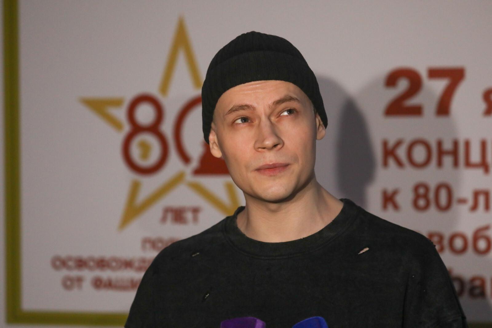 Shaman получил в подарок от Лаврова собрание стихов с личным посвящением