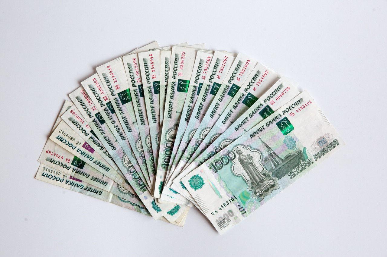 Выяснилось, сколько петербуржцев получают зарплату выше средней по России