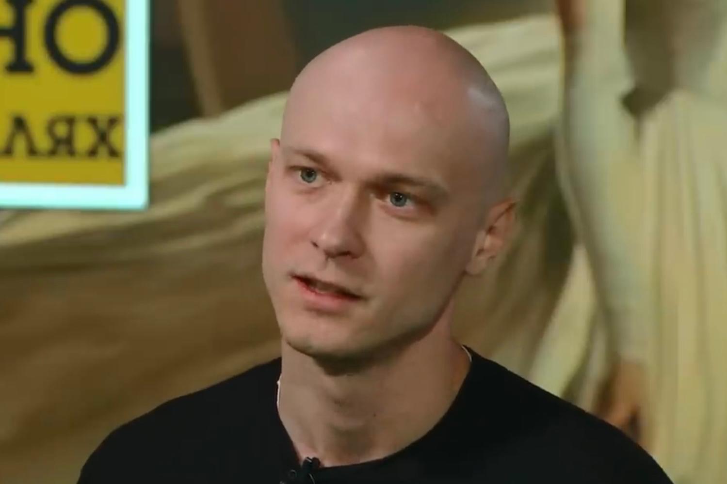 Актер Юрий Борисов поднялся на крышу павильона «Космос» на ВДНХ