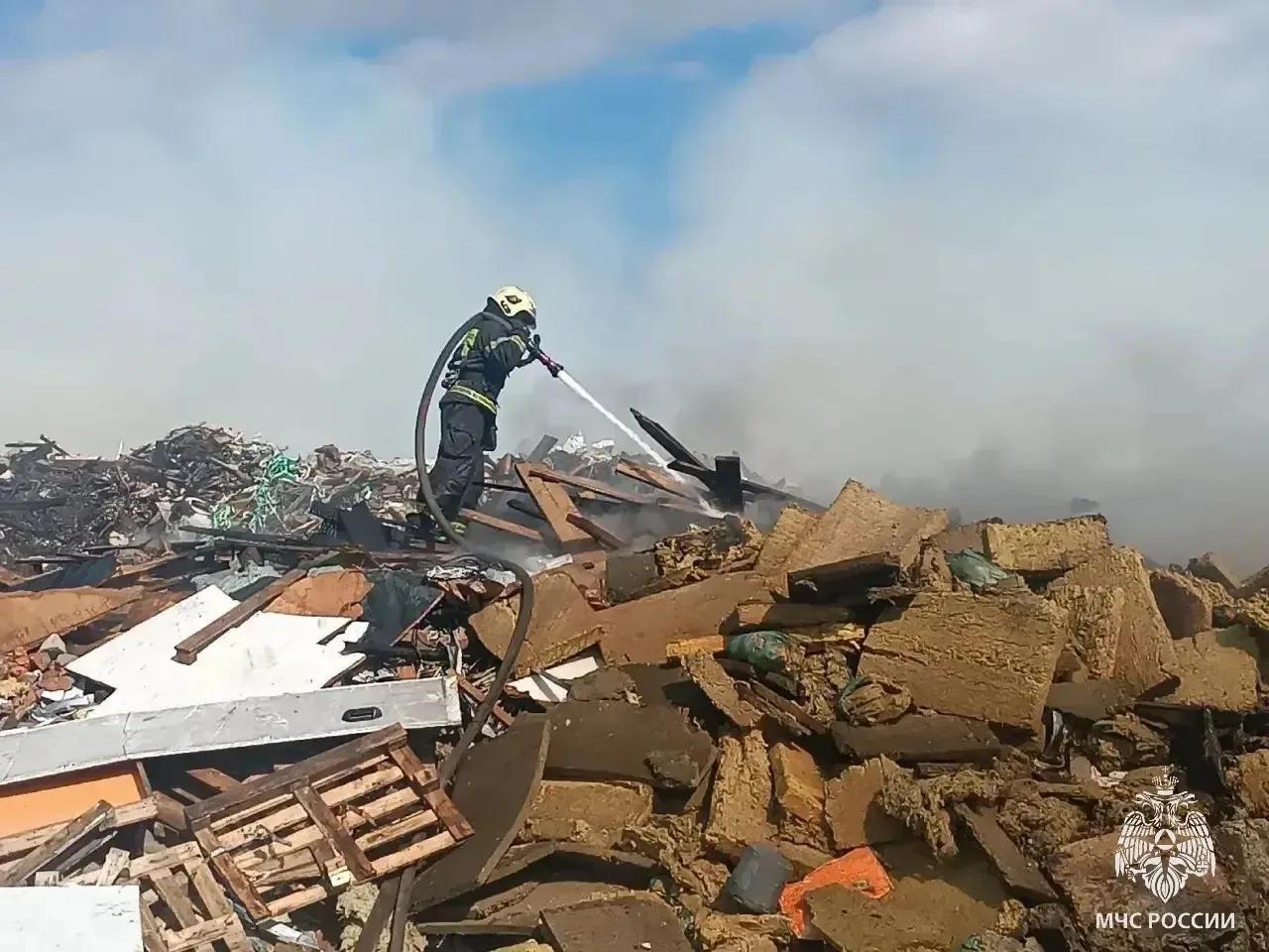Площадь пожара в промзоне в Колтушах уменьшилась до 320 квадратных метров