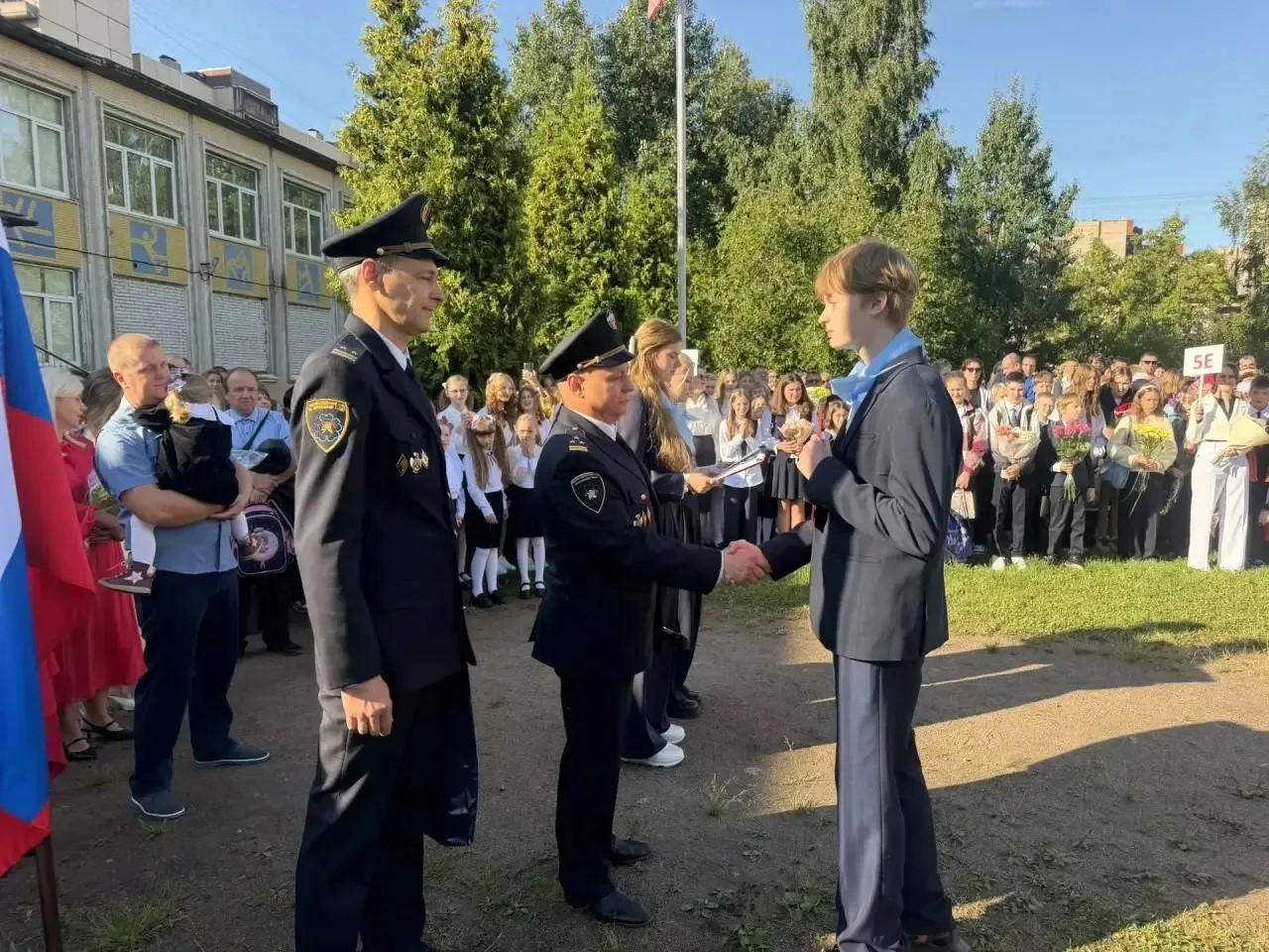 Юному петербуржцу, который спас двух девочек, вручили благодарность