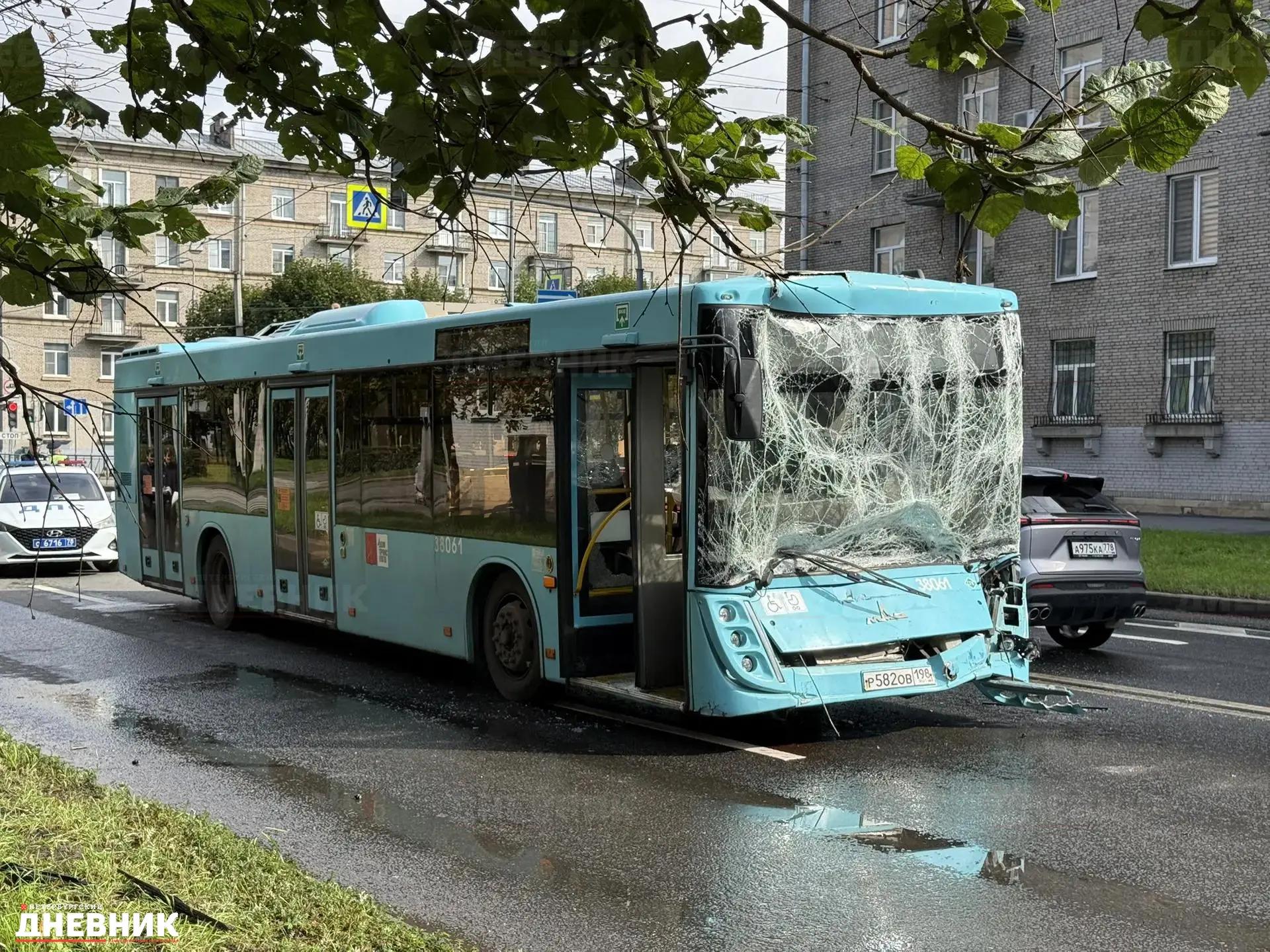 Автобус столкнулся с грузовиком в Петербурге