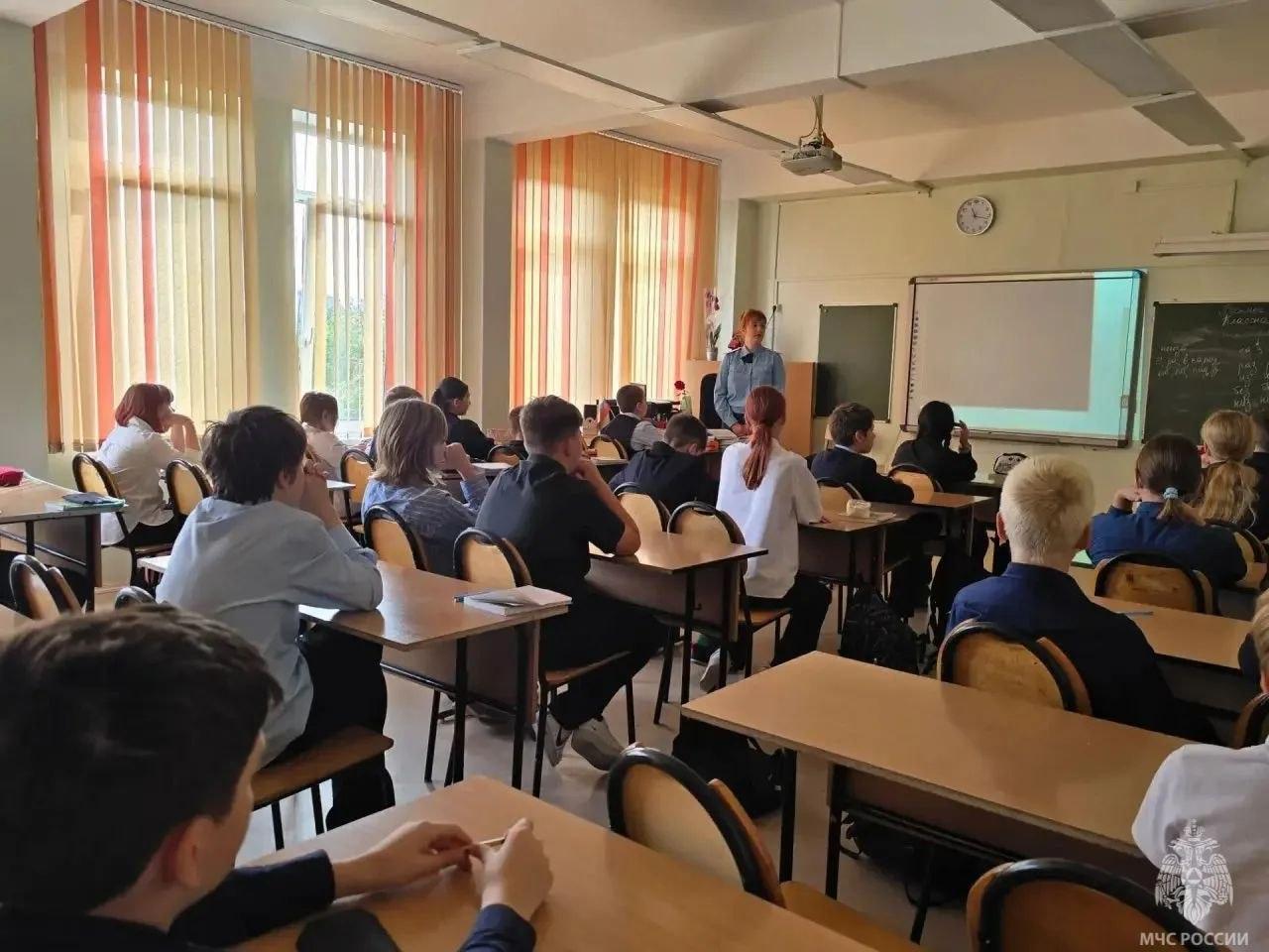 Сотрудники МЧС Петербурга проводят для школьников уроки первой помощи и пожарной безопасности