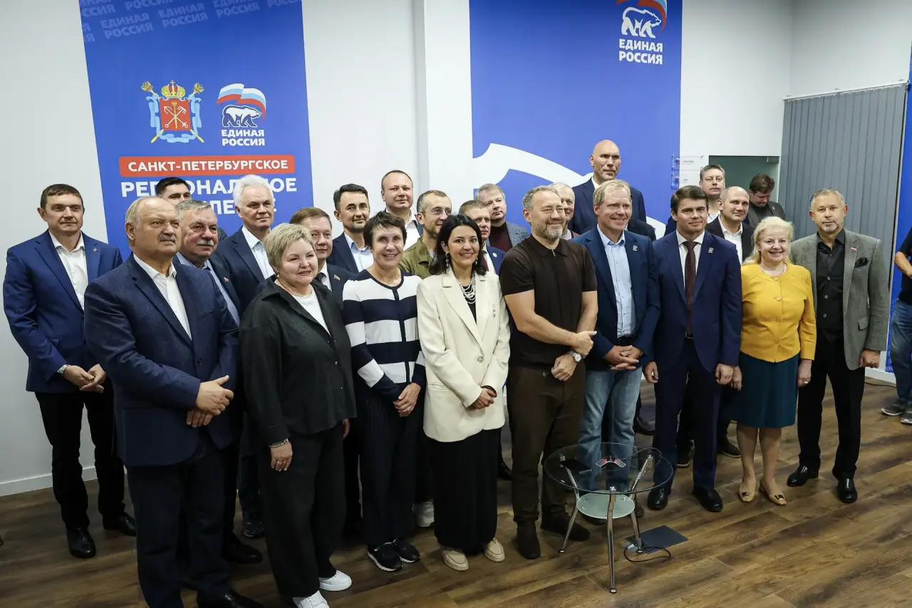Бельский совместно с коллегами по партии прослушал выступление о предварительных итогах ЕДГ