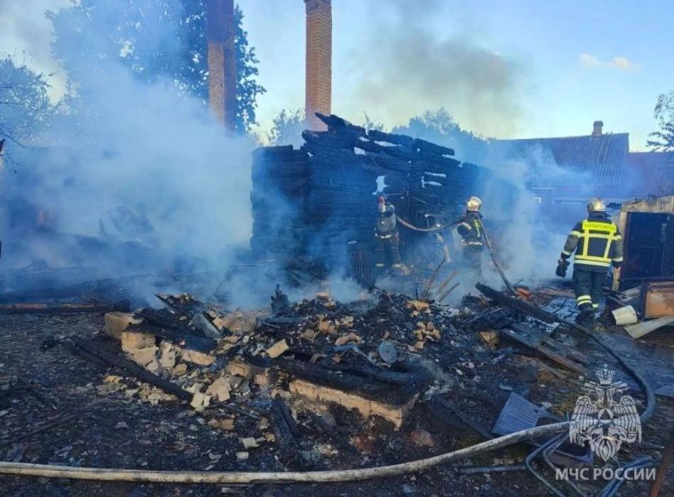 Два человека погибли при пожаре в частном доме под Кингисеппом