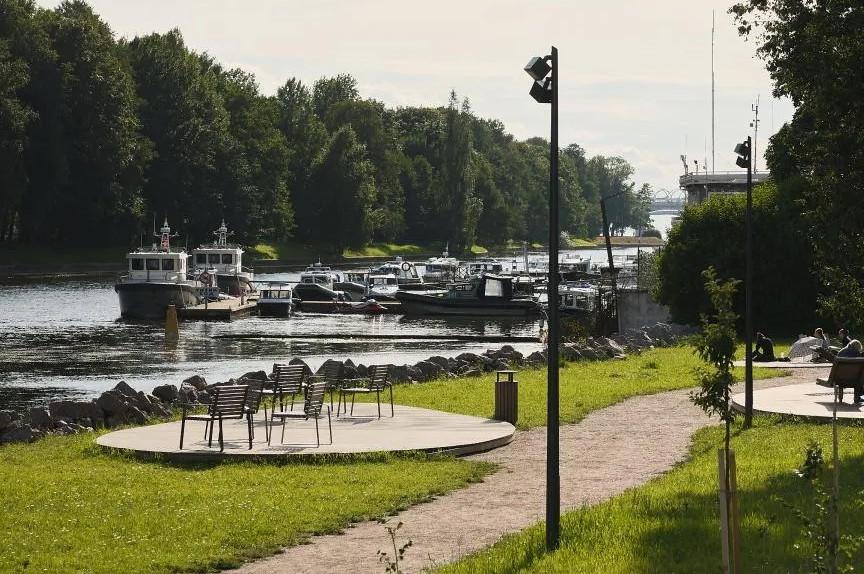 В Приморском районе Петербурга благоустроили набережную Большой Невки для прогулок у воды