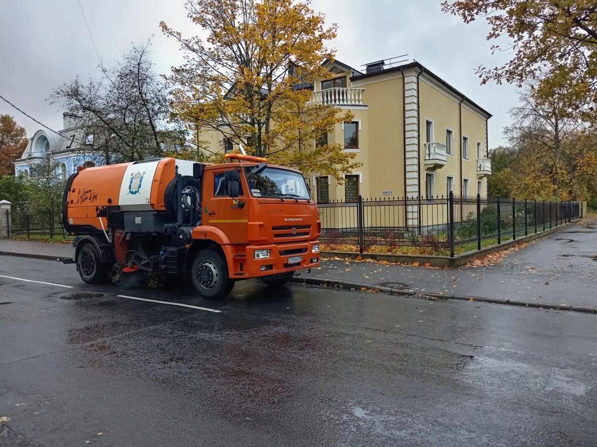 Улицы Петербурга 14 октября убирают 604 машины и 902 дворника