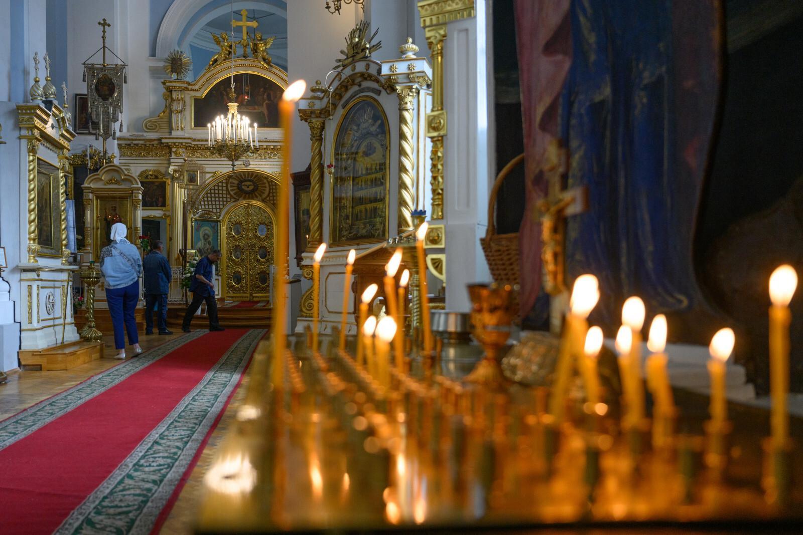 Священник рассказал, кто может стать крестными родителями
