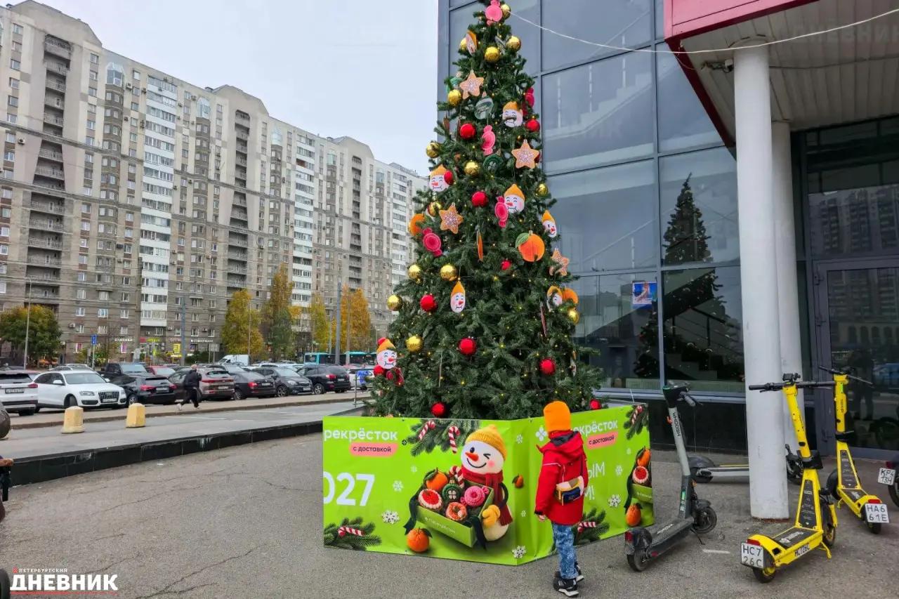 Новогоднее оформление начало появляться на улицах Петербурга