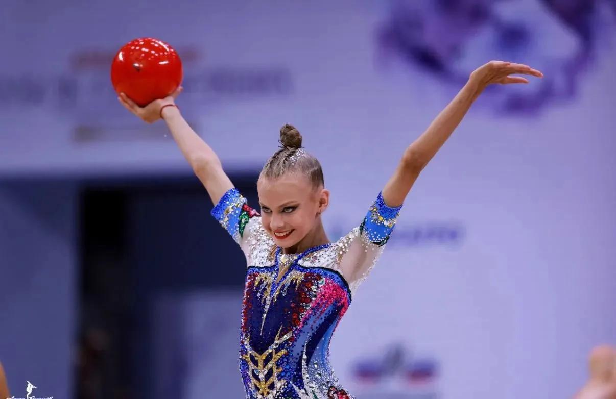 Петербургская гимнастка Алиса Кирпичева завоевала три золотые награды на всероссийских соревнованиях