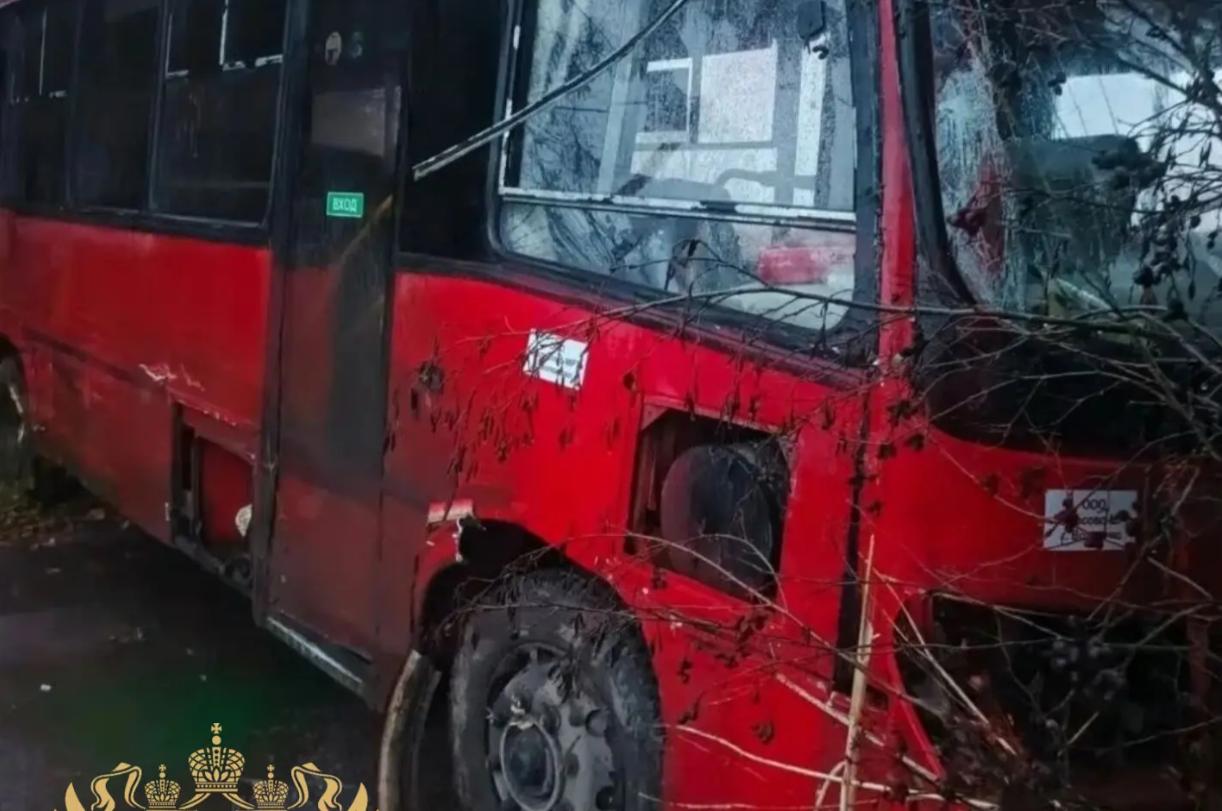 Пассажирский автобус в Ленобласти съехал в кювет, начата проверка