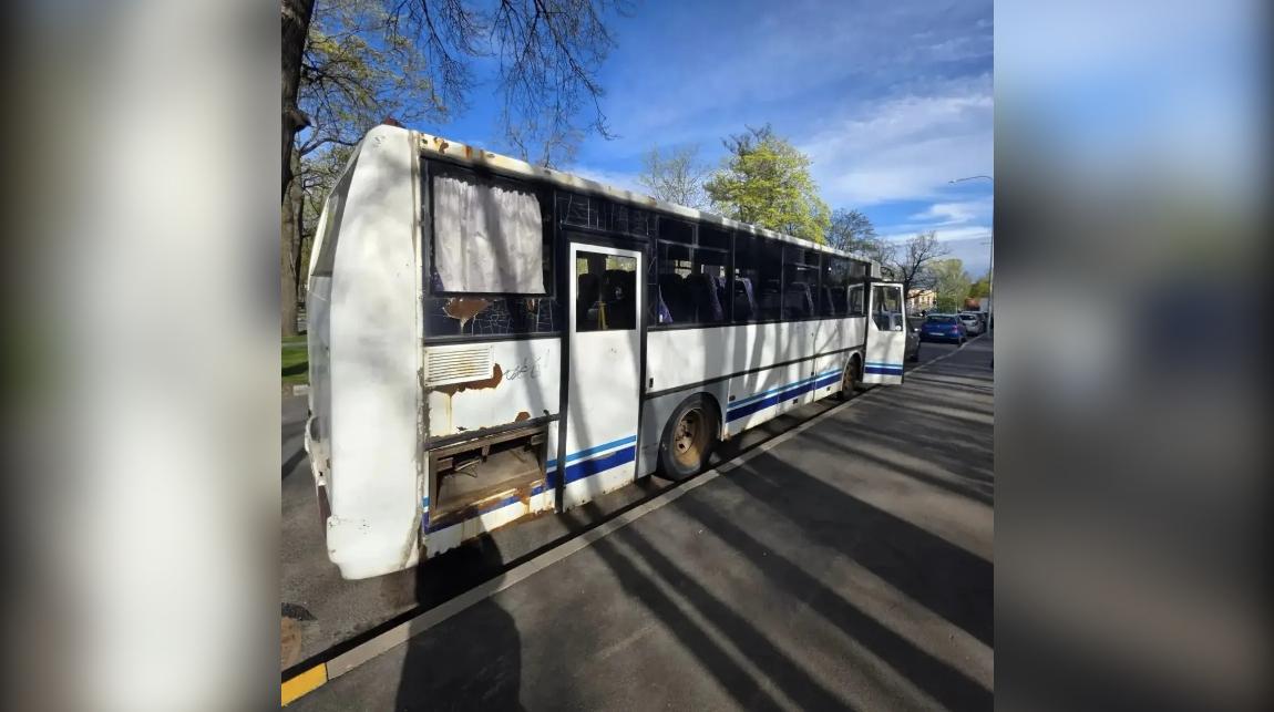 Брошенный автобус с проспекта Тореза убрали после вмешательства прокуратуры