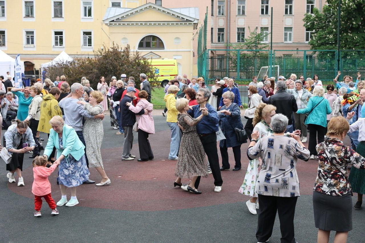 Главы районов Петербурга рассказали, как в городе поддерживают бабушек и дедушек